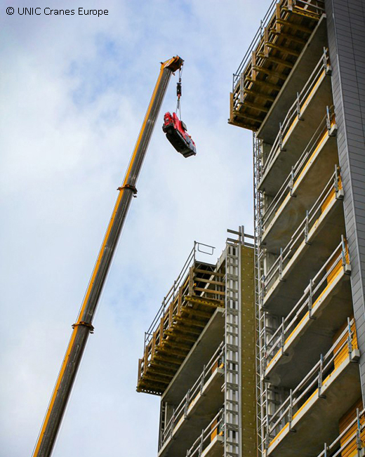 UNIC URW-295 being lifted onto roof