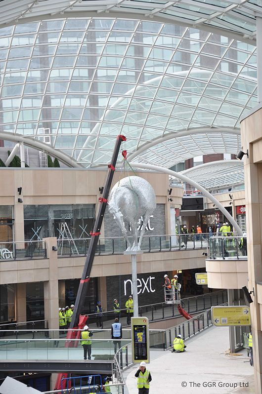 UNIC mini crane lifts steel sculpture onto 10m tall column