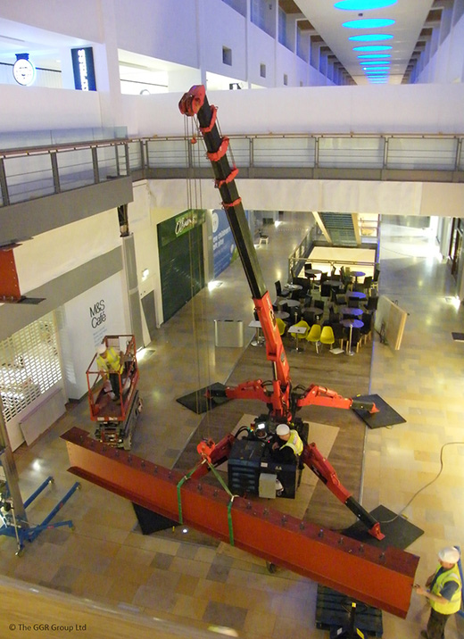 UNIC URW-376 mini crane at shopping centre