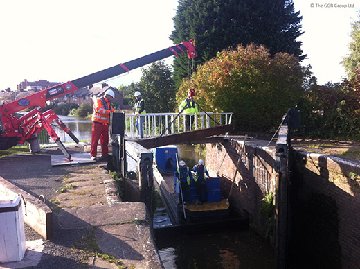 UNIC URW-295 assisting with lock inspection