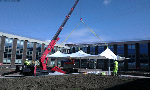 UNIC mini crane fits roof for outdoor shelter