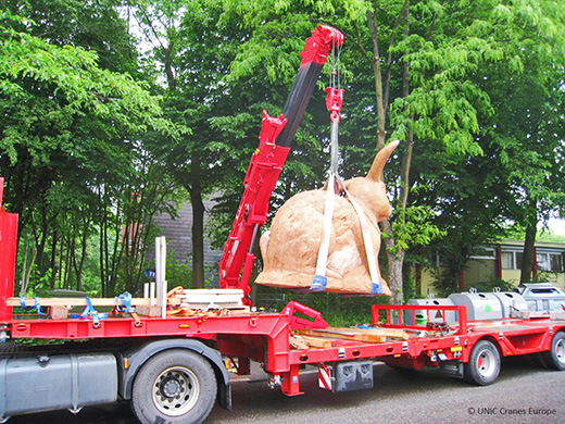 UNIC URW-706 lifts giant rabbit