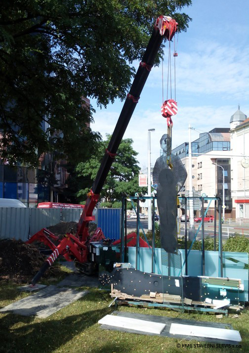 UNIC mini spider crane lifting memorial in Czech Republic