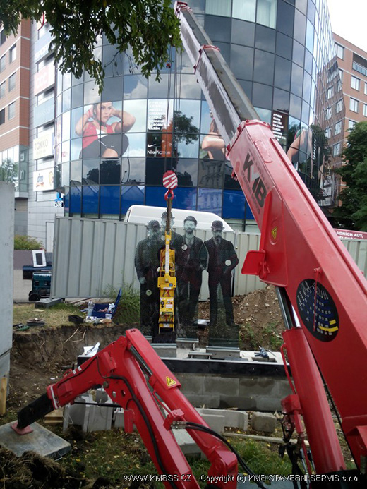 UNIC URW-295 mini crane installs glass memorial in Prague 