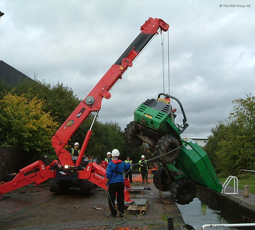 UNIC URW-706 rescues dumper from canal