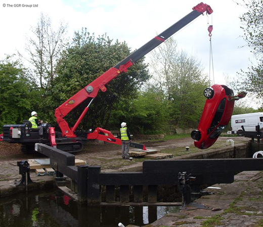 UNIC URW-706 lifting car out of canal