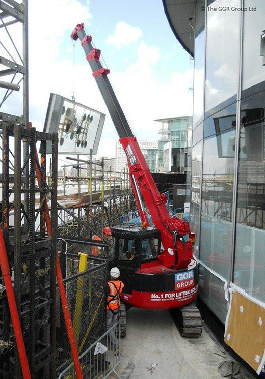 MCC495 crawler crane glazing London office