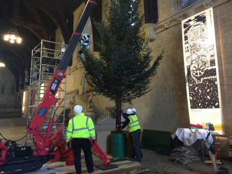 GGR UNIC URW-095 Spider Crane Brings Christmas Cheer to Parliament