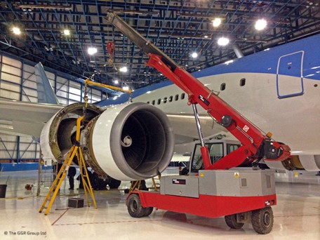 G150 assisting with aeroplane maintenance work