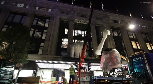 UNIC mini crane lifts Rick Owens statue