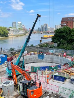 MCC1004 Mini Crawler Crane assisting with building a sewer on the River Thames.