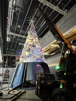TMC 25 Articulated Crawler Crane lifts Christmas tree at a shopping centre.