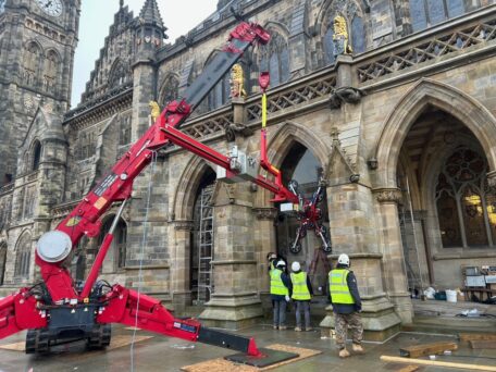 The UNIC URW-706 Mini Spider Crane, Libro 2500B Overhang Beam and GL-UMC 1200 Glazing Manipulator Head installing glazing in archway reveals.