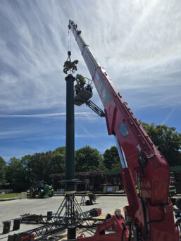 UNIC URW-506 Mini Spider Crane lifting a maypole.